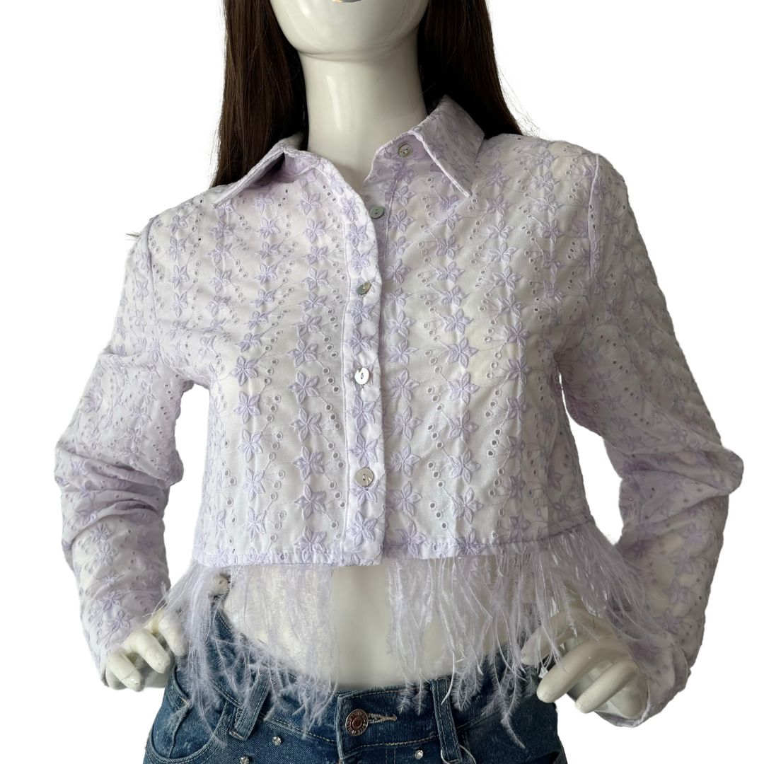 Camisa crop aplicaciones tipo plumas