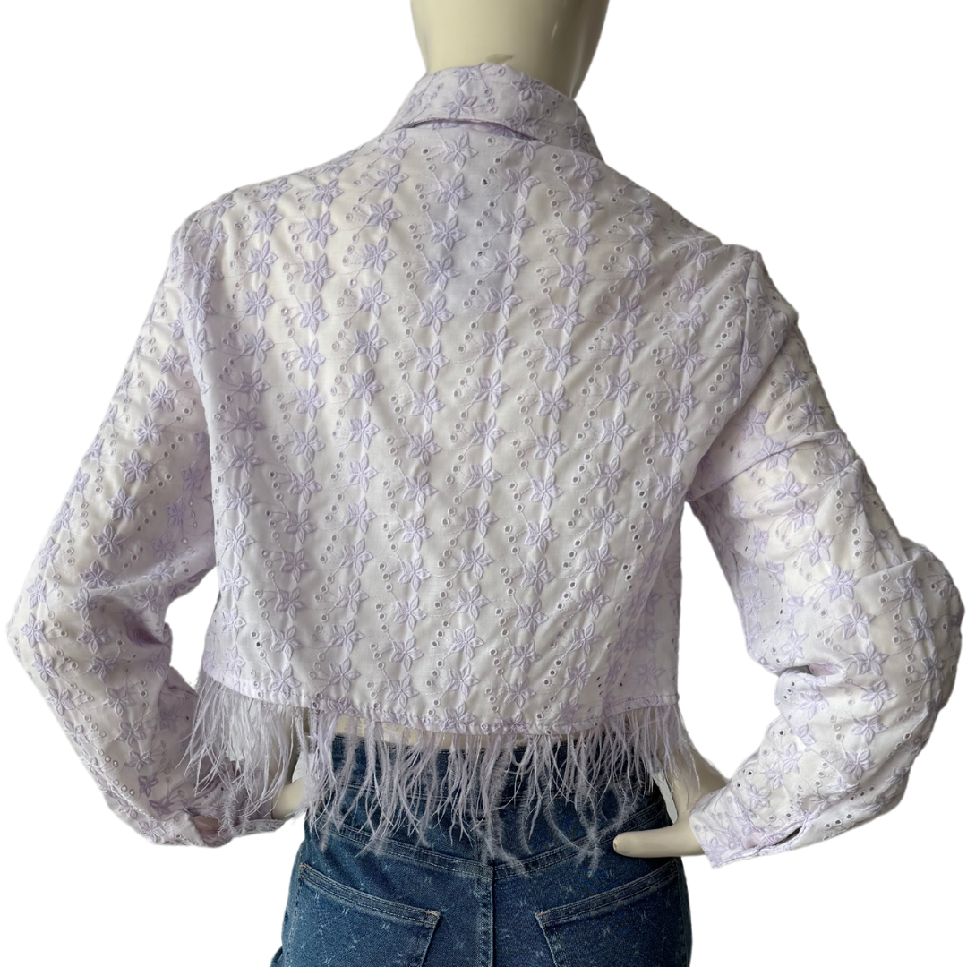 Camisa crop aplicaciones tipo plumas