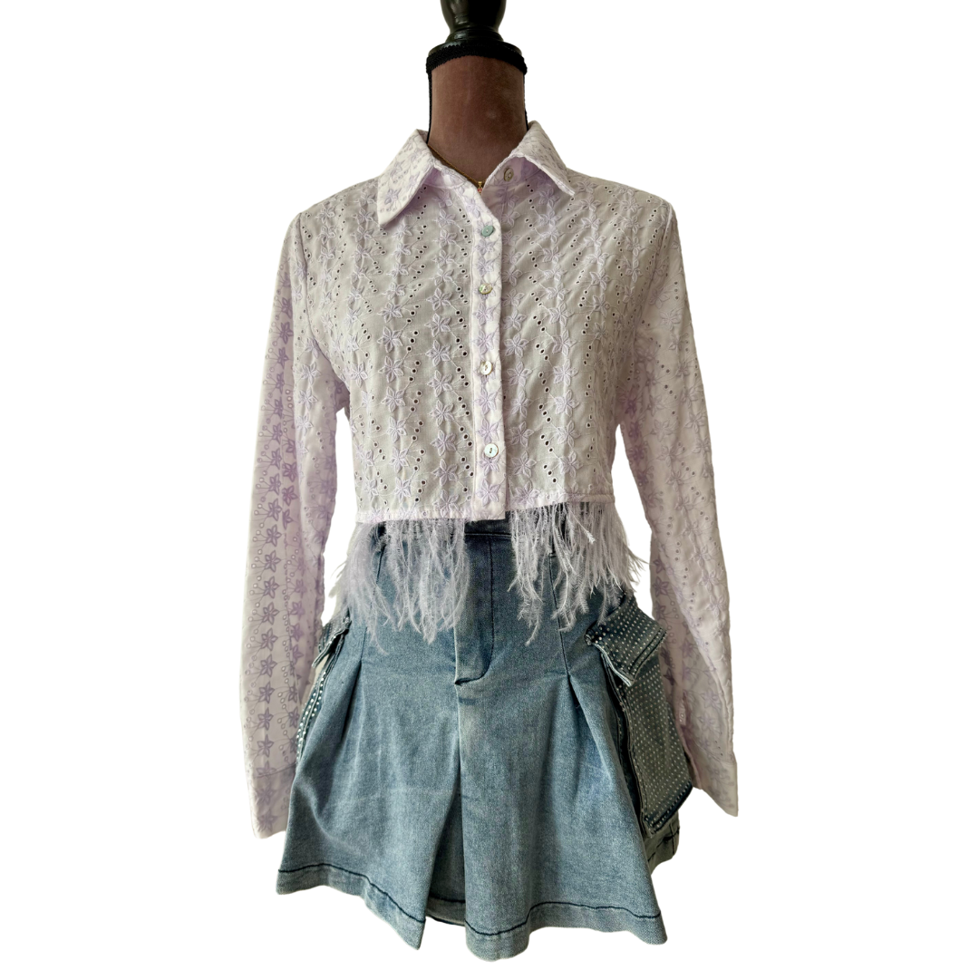 Camisa crop aplicaciones tipo plumas