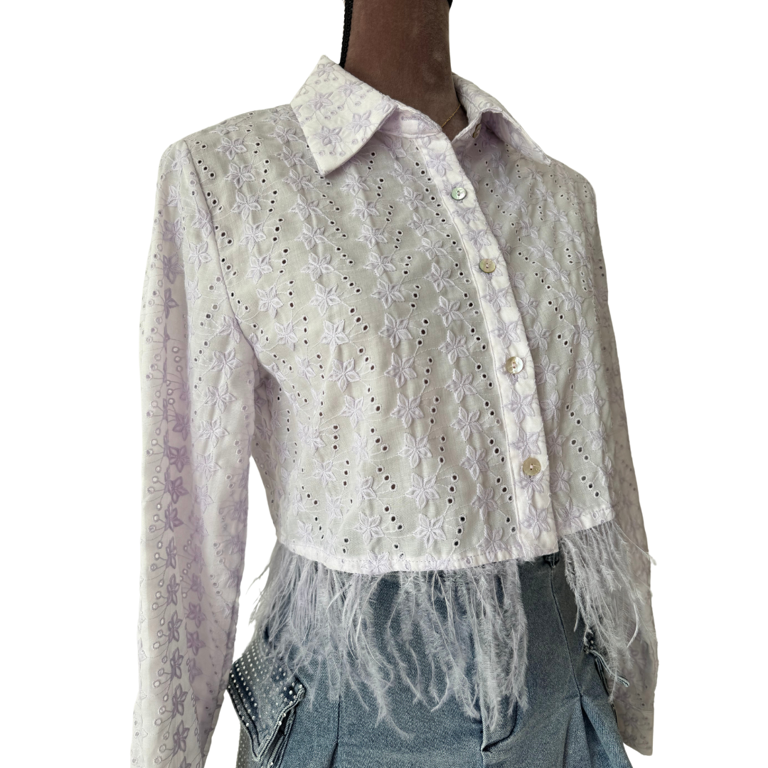 Camisa crop aplicaciones tipo plumas