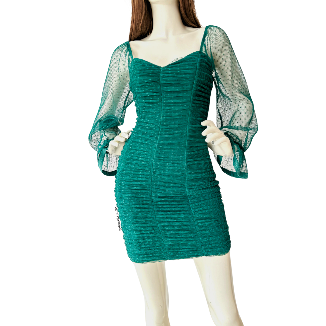 Vestido corto con mangas mesh