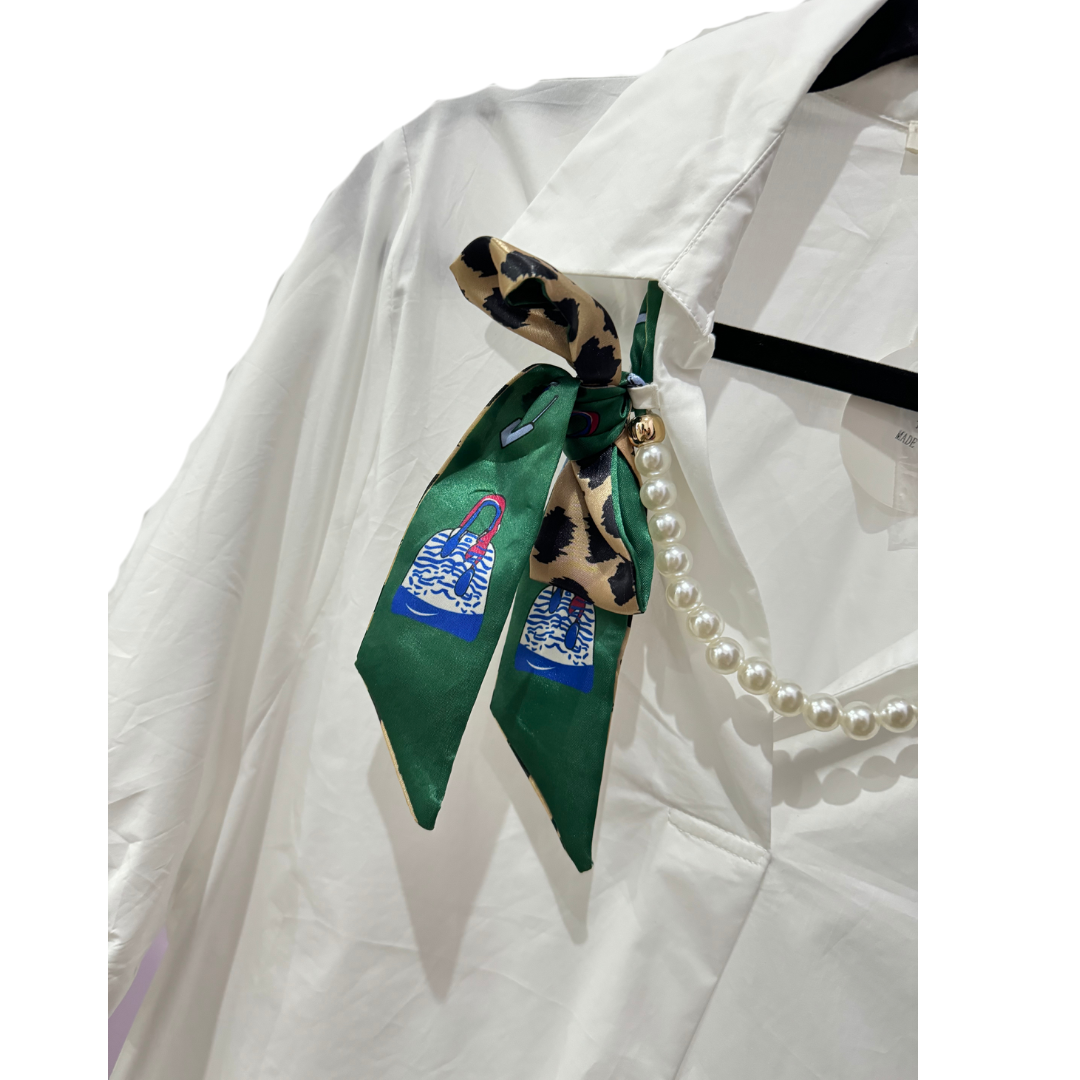 Blusa con perlas y corbatín