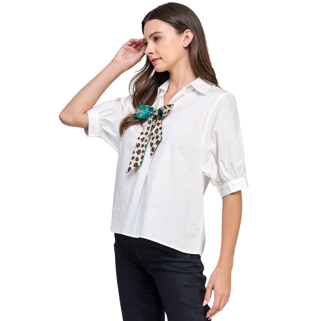 Blusa con perlas y corbatín
